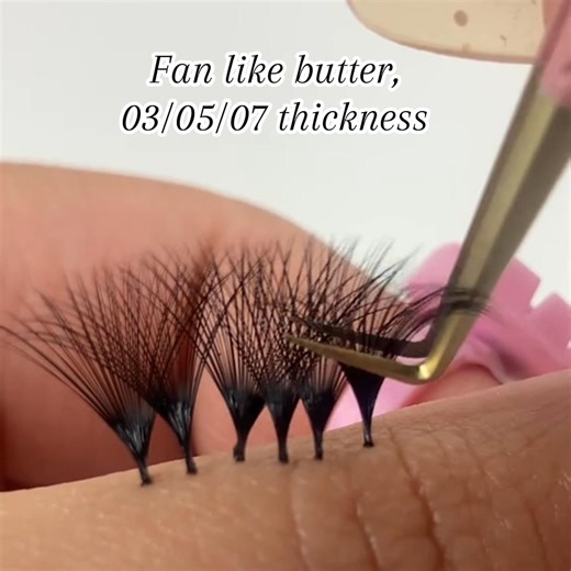 👀 Struggling to get that perfect fan? With DF Cashmere Volume Lashes, fanning feels effortless — soft, lightweight, and truly matte black for a natural yet full look. ✨ | Dream Flower Lashes