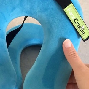Super soft fabric that’s even better than your pillow at home 👏🏼 #facecradle #travel #travelpillow #travelling #traveltheworld #travelphotography #travelbloggers #travelgram #innovativedesign #innovativeproducts | FaceCradle