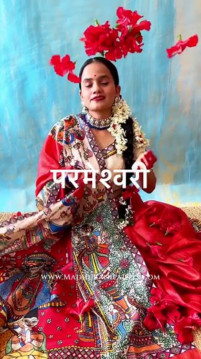 The Parameshwari saree showcases a stunning artwork on the borders. The focal point of this artwork features devotees holding a kamandalu and ghanta as they offer prayers to the goddess. A captivating lamp is depicted alongside, guarded by divine peacocks, ensuring the Diya remains aglow. The edges are adorned with intricate bharni borders, enhancing the saree’s allure and making it an exceptional and remarkable piece. #durgasaree #sareeblogger #sareefashion #sareeindia #sareeaddict #sareeblouse