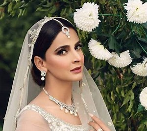 Saba Qamar hilariously responds to a fan s wedding proposal