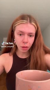 Wiemy jak wygląda dorosłe życie. Po powrocie do domu czeka resztka kawy i zeschnięte parówki. Nasze usta też nie wyglądają dobrze. #DorosleZycie #ZycieCodzienne #Problemy #KawaiParowki #ZeschnieteJedzenie #Makijaz #TrudneTematy #PolskieYouTube #Zart #SmutnaPrawda | Świnoujście w sieci