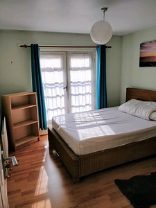 Bright Double Bedroom, 5 mins walk from the tube