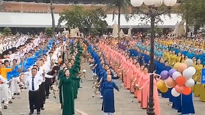 6.1K views · 51 reactions | - Cha con cùng đồng lòng ( hiệp hành) dâng lên Mẹ Maria những điệu múa và những bông hoa tươi thắm, xin tôn vinh và ca tụng danh Mẹ, mẹ Maria | Trung Tâm Nhạc Thánh Tâm | Facebook