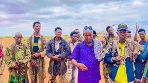 Saraakiisha Ciidanka Xoogga Dalka ayaa kormeer dhiirogalin ah ugu tagay Ciidanka deegaanka ee dhawaan Khawaarijta ka xoreeyey deegaanka Gamaay ee gobolka Hiiraan. | Telefishinka Qaranka Soomaaliyeed