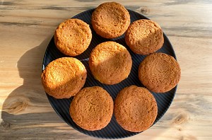 1.9K views · 24 reactions | Orange Cupcakes 퐈퐍퐆퐑퐄퐃퐈퐄퐍퐓퐒; 250 grams of flour. 3 eggs. 180 ml (about 165 grams) mild olive oil (sunflower oil can be used). 175 grams of sugar. 120 ml. of orange juice (the juice of a large orange). Orange zest of 2 oranges 1 teaspoon of baking soda | Kitchen Cookbook | Facebook