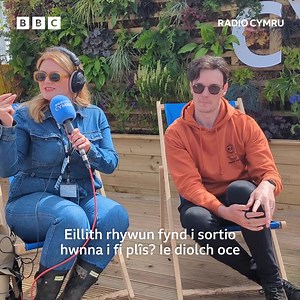 "Dwi ddim yn llawer o ddawnsiwr rili - dwi fatha sbeidar mewn bath" 🕷🕺 Hywel Pitts yn esbonio'i bryderon am berfformiad 'Cracharela' Cabarela wythnos yma yn yr Eisteddfod! 👀🎪 Gwrandewch ar y sgwrs a may o raglen O'r Maes ar BBC Sounds 📲https://www.bbc.co.uk/programmes/m001pd42 | BBC Radio Cymru