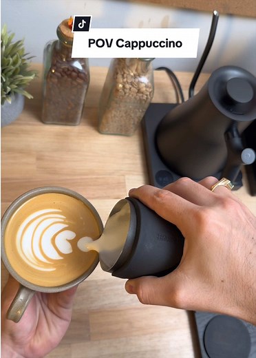 Cappuccino en mi cafetería en casa — POV pedido y preparación