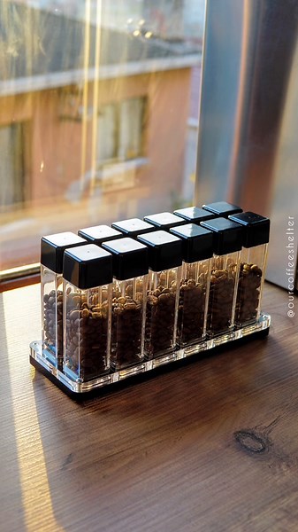 Normcore Single Dose Set! 🖤☕️ . . 🔹️At the beginning, we thought that the square shaped tubes would be less practical to use compared to the round shaped tubes. However, they are really smooth and easy to use in regards to opening and closing the cap. 🔹️With the wider opening in the top, you can easily take off the extra few beans while filling the set depending on your desired dose. 🔹️The one way valve at the top has a small pinch hole in the cap that is easier to clean from dust when compa