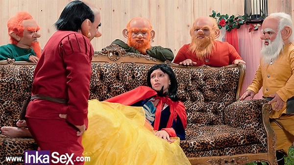 Blanca Nieves se pierde en el bosque y es follada por los 7 enanos.