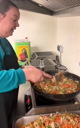 ▪️Negosyo nya ay puro pagkain lutong Pilipino in Netherlands. ▪️Isa syang pure blooded Dutch na babae from Amsterdam, Netherlands. ▪️House of Pinoy Foods ▪️Kyut ni Ate magsalita 😍🇵🇭🇱🇺 #followersreelsfypシ゚viralシfypシ゚viralシalシ #cttoOfvideo #viralvideoシfypシ゚videoviralシallシ2025 #viralvideoシ | Jennifer Francas Hinggo