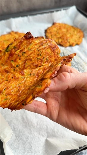 Keto zucchini taco shells. 🔥🔥🔥 Free & printable recipe is below! 🔥👇👇👇 | Family On Keto