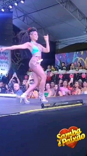 🚨 Concurso Rei Momo e Rainha do Carnaval 2024 . Semifinal . Dedé Marinho deu o nome e um novo riscado nessa semifinal. Um show ♥️⚪👸🏽. 💛♥️🥁▶️ 🎥/@marcelomourafotografia . Oferecimento . @lojas.cacula 💚🎉 . @contemporaneateam❤️ 🥁 . @camarotebaterianota10💜🎉 . #sambaépaixao #samba #carnaval2024 #riotur #reiERainhaDoCarnaval | Samba é Paixão