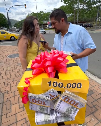 565K views · 15K reactions | Un millonario intentó regalarle un coche de lujo a su fiel novia, cuya reacción nos hizo llorar 梁 | Adrlian Millonario | Facebook