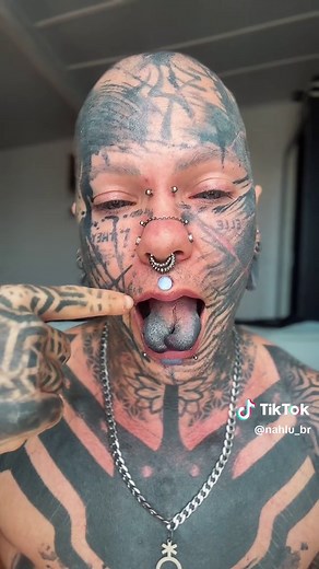 Feito por @Vit Gab #tattoos #tonguecolor #tonguesplit #bodymods #bodymodyfication #bodymodifications #bodymod #facetattoo #facetattoocrew #inked #eyeballtattoo tongue color , tongue split, bodymods, bmezine #bmezine bodymodifications