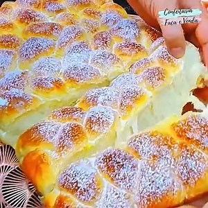 237K views · 1.6K reactions | Ingredientes: 2 ovos 100g de açúcar Uma pitada de sal 25g de fermento fresco ou 1 colher de sopa de fermento seco 300g de iorgute natural 100g de manteiga derretida 150ml de leite 600g de farinha de trigo 150g de amido de milho Pincele com 1 gema e 1 colher de sopa de água Polvilhe açúcar de confeiteiro para finalizar | Confeitaria Faça e Venda | Facebook