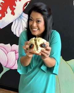 Sorry to eat you Baby Yoda! Gotta try the character hot steamed buns (boa) at Hot Bamboo! Open now in #Chandler (McQueen/Pecos). #hotbamboo #steamedbuns #eatlocal #bao #bubblewaffle #boba #yum #delish #asianfood | Tess Rafols