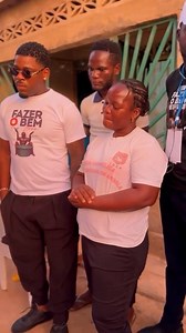 26K views · 1.7K reactions | Solidariedade  Confira o momento em que o Cantor Angolano Scró Que Cuia visita a mãe de Mano Chaba para ofertar bens alimentares. ⬇️ | Ideias Claras Tv | Facebook