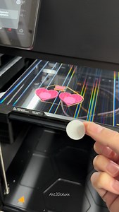 🎧🌀🎧 Artistic 3d Printing - Porte clef Coeur NFC* Sabrina Carpenter — 🎧🌀🎧 🖨️Printer : Bambulab H2C & Système Vortex @bambulab_official 🌀 Filament : Fiberlogy PLA Silk Rose et Or @fiberlogy_filaments 👾 Plateau : Plateau illusion 🐉 STL : Fichier crée par Art3dchoix (Pour rappel il n’est pas autoriser de vendre des produits dérivés sans licences de l’artiste et de sa maison de disque, ici c’est une version décorative à usage personnel.) Makerword : Art3dchoix lien dans mon Linktree Modèle 