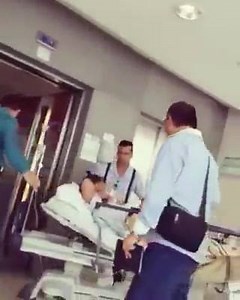 ¿QUÉ TAN PELIGROSA ES LA CANGRENA DE ALEJANDRO FERNANDEZ? La mordida de su perro desencadenó una grave infección conocida como gangrena gaseosa. Aunque el cantante ya se recupera, explicamos por qué el desenlace de esta historia pudo ser fatal. El cantante mexicano Alejandro Fernández se está recuperando de una operación en su pantorrilla izquierda. ¿El motivo? Atender la gangrena gaseosa que se desarrolló luego de que lo mordiera su perro Kush mientras jugaban y que pudo causarle la muerte. Tra