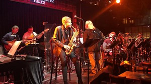 【本日開催！】現代最高峰のアルト・サックス奏者、デヴィッド・サンボーンと日本屈指のジャズ・オーケストラによる夢の共演が間も無く開演！リハーサルの模様が到着しました。黄金のフュージョン・ヒッツが、エリックのアレンジと、現在のサンボーンのプレイによって新鮮に蘇る、今宵の公演をどうぞお見逃しなく！ ☆BLUE NOTE TOKYO ALL-STAR JAZZ ORCHESTRA directed by ERIC MIYASHIRO with special guest DAVID SANBORN (11.27 wed.) BLUE NOTE TOKYO → http://bit.ly/2Vi5Cu9 Eric Miyashiro David Sanborn (Official) | BLUE NOTE TOKYO