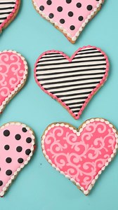 114K views · 1K reactions |  3 heart cookies decorated with the wet-on-wet royal icing technique  #decoratedcookies #royalicingcookies #Valentinesdaycookies #handmade #sweetambscookies | SweetAmbs | Facebook