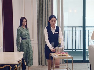 36K views · 308 reactions | The husband invited his mistress to a hotel for a date, but unexpectedly, it was his wife who showed up. 丈夫约小三来酒店约会，不料上门的竟是妻子 Drama：The Magical Women 珞Welcome to click and watch‍♂ #灿烂的转身 #TheMagicalWomen #Chinesedrama #hotdrama | 喵喵煲剧 | Facebook
