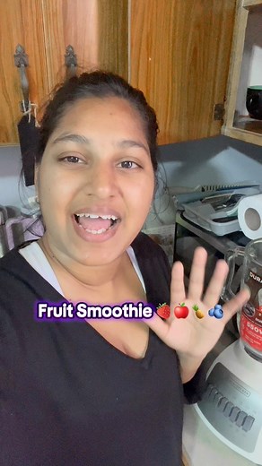 Fruit Smoothie to start off the morning 🍓🍎🍍 | Jonny & Chrissy