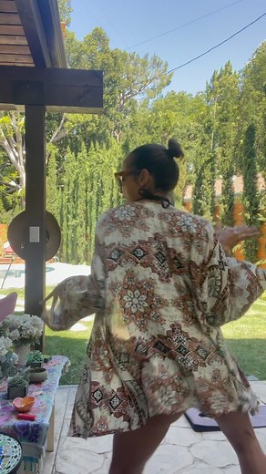 This one goes out to my girl @macygray #TheRoochieRoo dance with a Latin flow. 😝🫶🏽❤️💃🏽 ps. Yeah that’s a putting mat by my feet. 😂 | Dania Ramirez