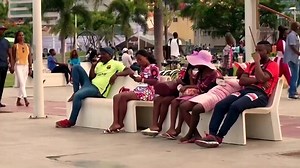 📺 #LMATV #Angola #Culture La kizomba est un genre musical et une danse populaire en Angola et dans les pays lusophones. Créée entre les années 80 dans les régions situées autour de la capitale angolaise, la Kizomba est associée aux célébrations et aux évènements heureux. Cap sur Luanda où des danseurs professionnels et des amateurs ont bien voulu partager leurs secrets. ↪️ voaafrique.com #VOAAfrique | VOA Afrique