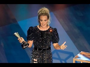 Carrie Underwood wows, wins at ACM Awards