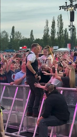 Bruce Springsteen greets a young fan during “Hungry Heart” in Belfast (05/09/2024)