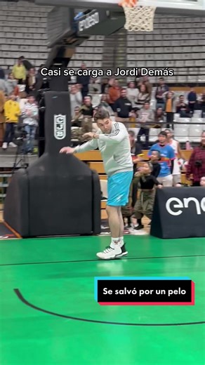 Intento fallido de tiro al aro - ¡No juegues con tirachinas!