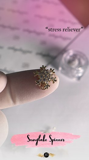 5.2K views · 24 reactions | New Snowflake Spinners! Mi clienta cuando los miró, quedó totalmente enamorada y dijo que tenía que tan siquiera ponerse uno. .Muy sencillo y bonito el set. Feliz Navidad Chicas.  #uñasdenavidad #uñasdecoradas #christmasnails #spinner #spinnernails #aznails | Nails by Yulie | Facebook