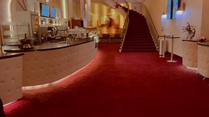 Die kuschlige Alternative zu Kälte und Schneeregen draußen: Ein Wohlfühl-Kinoabend im Gloria Palast! Hereinspaziert! 🙂 #gloriapalast #gloriapalastmünchen #gloriapalastmuenchen #premiumkino #verwöhnkino #verwöhnkinovonseinerschönstenseite #münchenserstespremiumkino #wohlfühlkino #münchen #minga #stachus | Gloria Palast