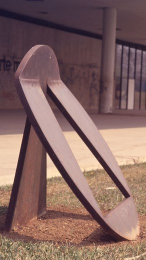 📐 Amilcar de Castro foi um escultor neoconcretista de extrema importância para a arte moderna brasileira. Utilizava diversos materiais como madeira, ferro e aço inoxidável para construir obras tridimensionais e, sem fragmentar a estrutura, criava separações através de cortes ou dobras, de modo que as formas geométricas participassem de um diálogo com o espaço. Confira para saber mais sobre o percurso do artista! 📸 © Autor não identificado / Fundação Bienal de São Paulo; © Autor não identificad