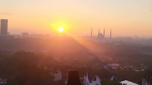 3.3K views · 420 reactions | pagi ni amat meriah dgn spotlight dari ufuk timur. ...jarang2 dapat pancaran sebegini. Tafakur DND: Tindakan yg istiqomah. | Dr. Noordin Darus | Facebook