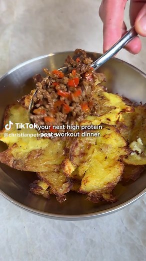 Crispy smashed potatoes loaded with spiced beef mince, fresh tomato salsa, and all the toppings 🥔🌮 Find the recipe by searching “Smashed Potato Taco Bowls” at Ontrac5.com