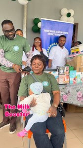 👩🏾‍⚕️ Positioning matters, mama! One of the most important foundations of a successful breastfeeding journey is getting the right latch — and it all starts with how you hold your baby. 🤱🏾 At the World Breastfeeding Week event hosted by General Hospital Mushin Maternal and Child Care (MCC Eleja Hospital), this amazing nurse is educating mothers on how to properly position their babies during feeding — to reduce pain, prevent injuries, and make sure baby feeds effectively. 💪🏾 We’re proud to 