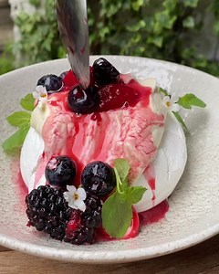 Summer on a plate …. Beautiful pavlova London House | Gordon Ramsay