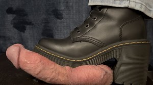 Zoey - High-Heel Doc-Marten-Stiefel mit aggressiver Profilsohle, Bootjob - Schuhfick, Stiefelfick, Doc Martens, Treten, Reiben, Hart, Cbt | Clips4sale