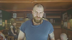 Une marque de bière piège des personnes en réalité virtuelle en les transportant vraiment en Irlande 😱 | Dans Ta Pub