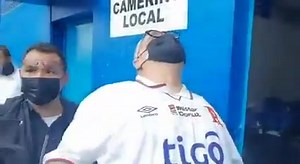 #Enterese || LANZAN CERVEZA A FITO SALUME Algunos hinchas le lanzaron un vaso con bebida al presidente del ALIANZA, Fito Salume, a su llegada al estadio Cuscatlán, para ver la final del Clausura ante FAS | Noticias Viroleñas