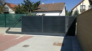 [Hot Item] AC220V Electric Remote Control Grey Driveway Curved Sliding Gates for Limit Space