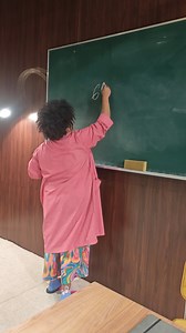 🔔 Nowy rok szkolny, nowy sezon! Emose Katarzyna Uhunmwangho, czyli Frank ze 📀 „Złotych płyt”, na tablicy, która jest ważnym rekwizytem spektaklu w reż. Mateusza Pakuły, prezentuje wzór na 📈 dobry początek. A co to znaczy dobry? Rozluźniający, uwalniający od stresu szkolnego, rozrywkowy! Zapraszamy w weekend na „Złote płyty”, bilety 🎫 jeszcze są! | Teatr Muzyczny Capitol