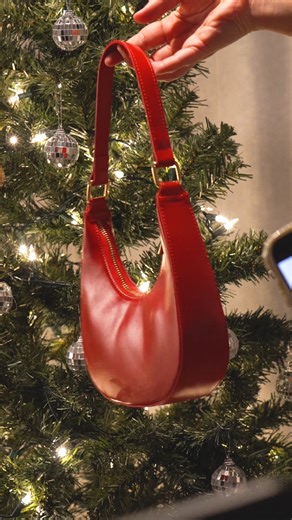 POV: you unwrapping the perfect holiday gift. #callitspring #callitvegan 🔍: CELESTY handbag | Call It Spring