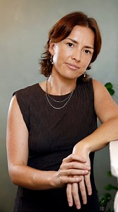 #DTTV - A sex therapist has revealed dating apps and the fear of vulnerability are among the challenges Sydneysiders are facing in their quests to find love and meaningful intimacy. 💋 MORE >>> https://bit.ly/4g4jCwU 📱Download our app for exclusives: https://onelink.to/kysqh4 | Daily Telegraph