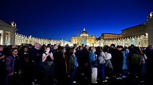 Thousands pay respects as Pope Francis lies in state