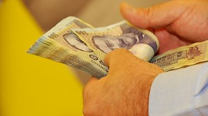 Păstrarea "specialilor" și numirile politice de la stat, pe cale să coste România 900 milioane de euro | Observator