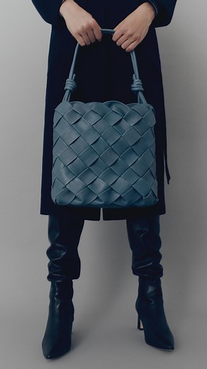 Don’t walk, run to Malababa! Discover Odette: a shopping bag made of cowhide leather hand braided by our artisans and tube-shaped shoulder strap. The shoulder strap is hand made as well in cowhide leather, in a tube shape and ends in two elegant knots. Magnet closure and inside pocket with zip closure. Very functional and spacious bag. **Returns period extended until 15 January **Free shipping and first return across mainland Spain - No camines, ve corriendo a Malababa! Descubre Odette: un bolso