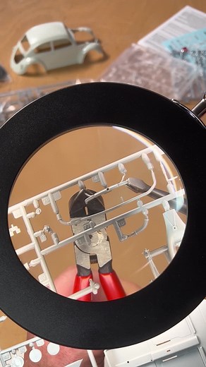 Luuletko, että nämä pihdit ovat vain tavalliset diagonaalileikkurit? Mieti uudelleen! Katso, kuinka käytämme muovisten diagonaalileikkurien 72 02 125 ja 72 11 160 tehoa, jälkimmäisessä on 45° kulmassa oleva reuna. Ei viistettä; tasaiseksi hiotut leikkuureunat leikkaavat vaivattomasti jättäen pinnat lähes tasaiseksi. Nämä ovat mallinnustyökalujen mestareita! Muuten, komponenttia pitävät kiinni yleispinsettimme 92 94 91. #knipex #pihdit #tarkkuus #leikkuri | Knipex